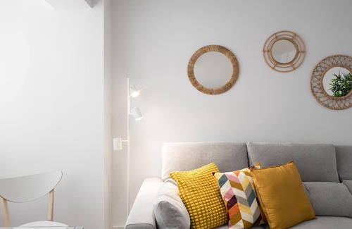 Angustias - Chana - Encina Apartment | Luxurious 3BR Apt Near Train Station and City Center – Ideal for Families