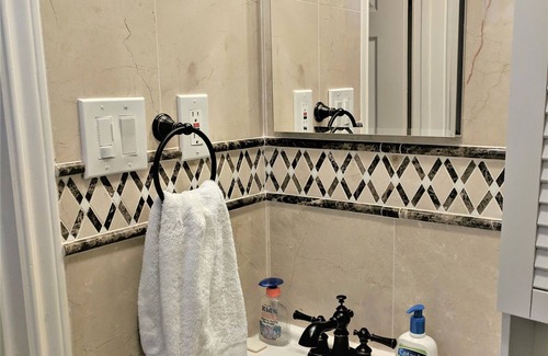 Pearland House | Luxurious 3BR Gated Oasis Near Texas Medical Center, NRG Stadium & Downtown