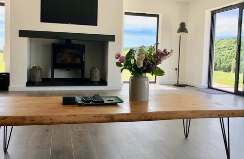 West Down House | Luxurious 4 Bed Property, All Ensuite, Pet Friendly, Jacuzzi Nearby