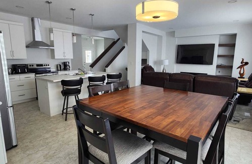 Winnipeg House | Luxurious 4 Bedroom - Sage Creek