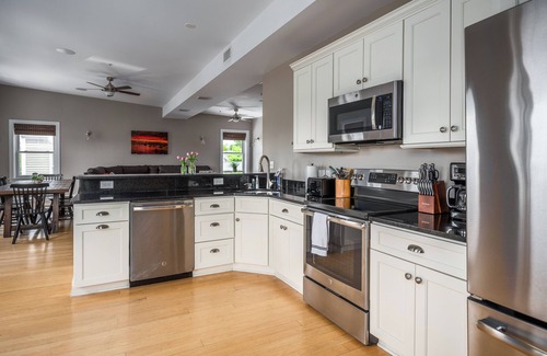 Yachting Village Apartment | Luxurious 4BR/2BA Loft on Thames