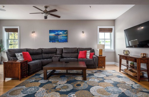 Yachting Village Apartment | Luxurious 4BR/2BA Loft on Thames