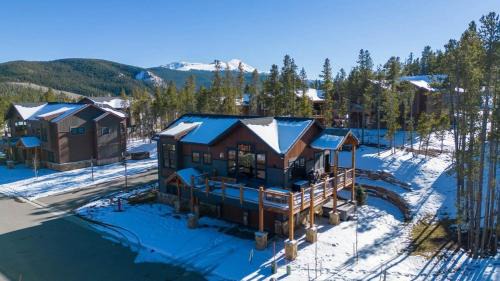 Baldy Mountain House | Luxurious 4BR with Hot Tub and Stunning Mountain Views