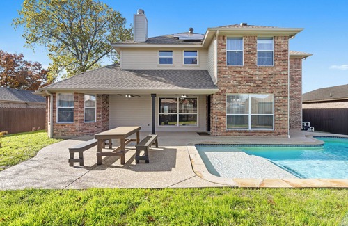 Burleson House | Luxurious 5-Bedroom Oasis with Pool in Fort Worth