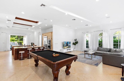 South Lake Villa | Luxurious 5BR/3BA Lakefront Villa near Beach