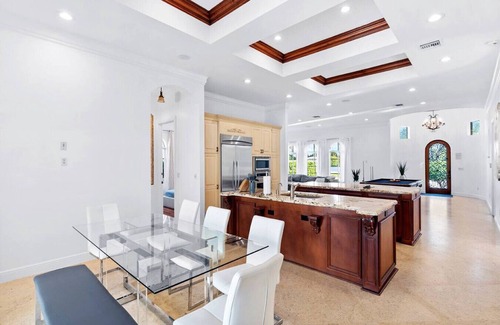 South Lake Villa | Luxurious 5BR/3BA Lakefront Villa near Beach