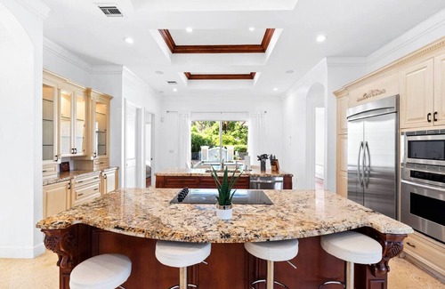 South Lake Villa | Luxurious 5BR/3BA Lakefront Villa near Beach