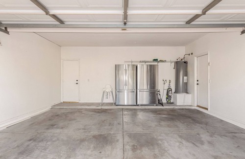 Chandler House | Luxurious 6-Bedroom, 3 bathroom with Heated Pool SLEEPS 18!
