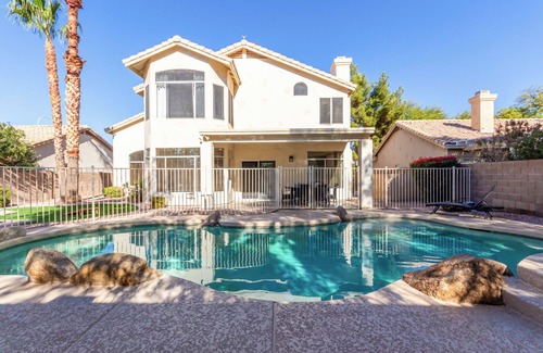 Chandler House | Luxurious 6-Bedroom, 3 bathroom with Heated Pool SLEEPS 18!