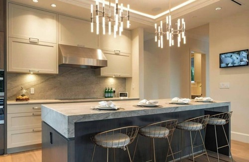 West Vancouver Villa | Luxurious 7-bedroom villa with AC, fitness room in enchanting West Vancouver