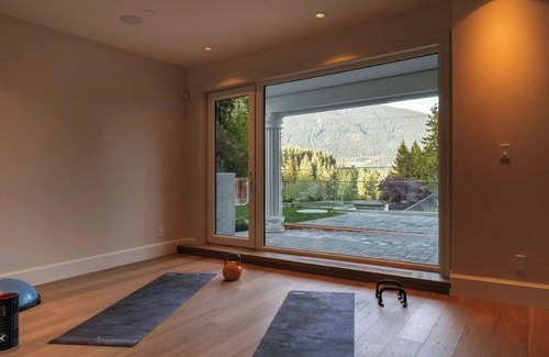 West Vancouver Villa | Luxurious 7-bedroom villa with AC, fitness room in enchanting West Vancouver