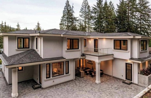 West Vancouver Villa | Luxurious 7-bedroom villa with AC, fitness room in enchanting West Vancouver
