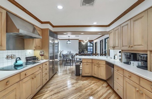 Monroe Villa | Luxurious 7 Bedroom Estate with Heated Pool and Hot Tubn