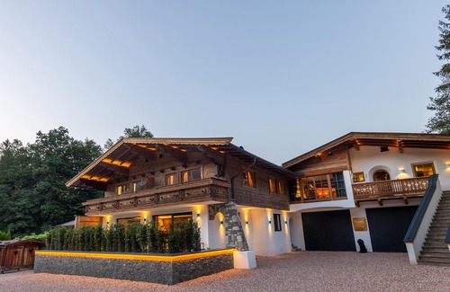 Kitzbuehel Apartment | Luxurious Alpine retreat with sun terrace