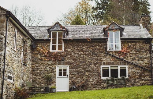 Llanfair Caereinion Cottage | Luxurious and cosy riverside cottage for two