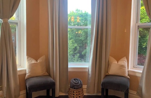 Andersonville Apartment | Luxurious Andersonville Oasis
