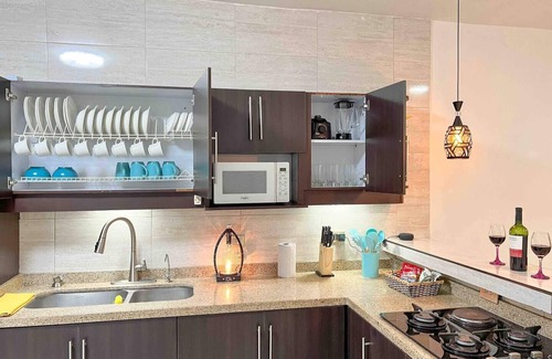 Cali Apartment | Luxurious Apt | Hot Tube | Prime Location | 4Beds