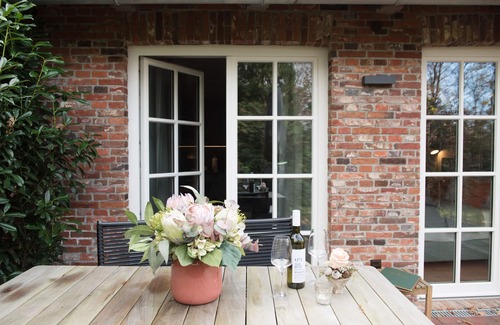 Friedeburg Condo | Luxurious Attena vacation apartment in Karl-Georgs-Forst; dogs welcome