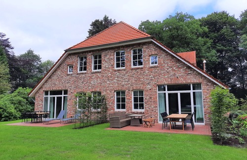 Friedeburg Condo | Luxurious Attena vacation apartment in Karl-Georgs-Forst; dogs welcome