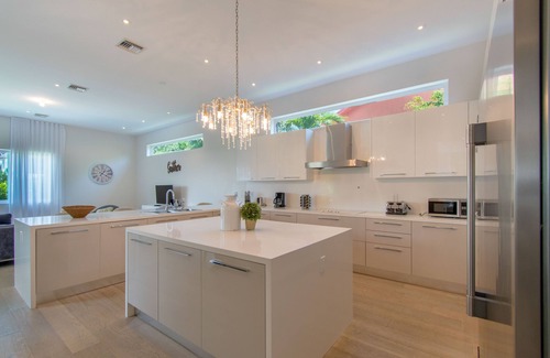 Hollywood Lakes Villa | Luxurious Beach Retreat w/Heated Pool&Basketball