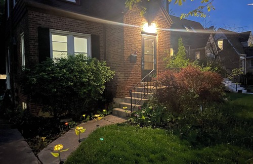 Brookfield House | Luxurious Brookfield Zoo 3-4 bedroom cape cod in the heart of Brookfield, IL