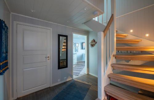 Vestvagøy House | Luxurious cabin by the waterfront