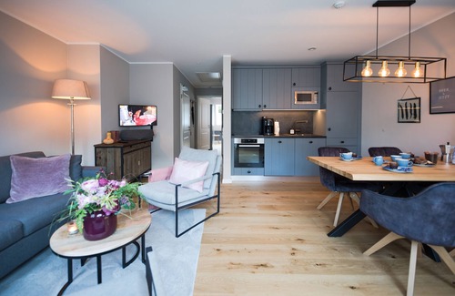 Friedeburg Apartment | Luxurious Cirksena vacation apartment in Karl-Georgs-Forst; dogs welcome