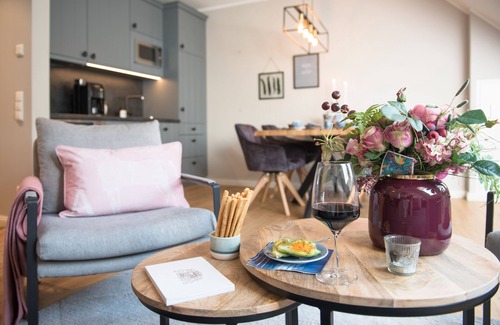 Friedeburg Apartment | Luxurious Cirksena vacation apartment in Karl-Georgs-Forst; dogs welcome