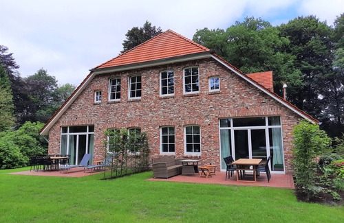 Friedeburg Apartment | Luxurious Cirksena vacation apartment in Karl-Georgs-Forst; dogs welcome