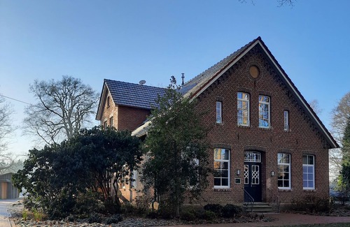 Friedeburg Apartment | Luxurious Cirksena vacation apartment in Karl-Georgs-Forst; dogs welcome