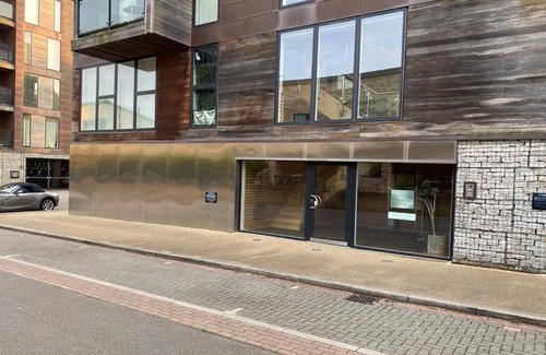 Cambridge House | Luxurious City Centre Kingfisher Apartment