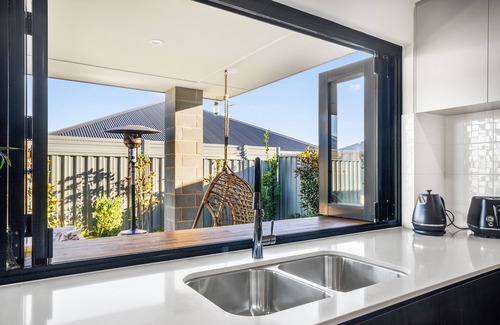 Eglinton House | Luxurious coastal retreat 1km from the beach
