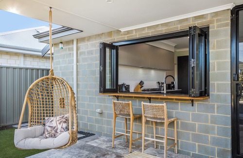 Eglinton House | Luxurious coastal retreat 1km from the beach