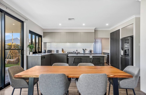 Eglinton House | Luxurious coastal retreat 1km from the beach