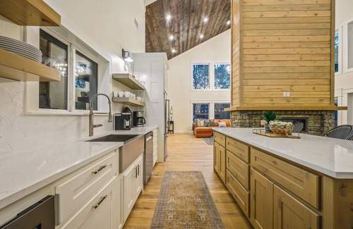 Broken Bow House | Luxurious comfort in beautiful Broken Bow sleeps 18! Fan-cool covered & uncovered patio. Big windows