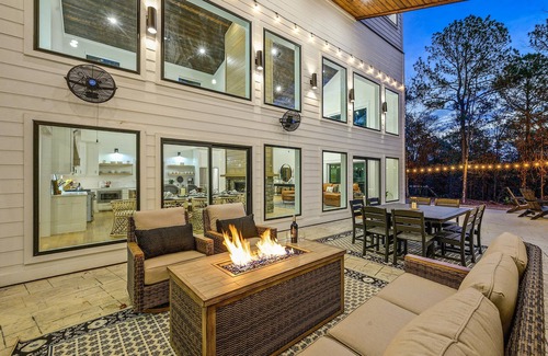 Broken Bow House | Luxurious comfort in beautiful Broken Bow sleeps 18! Fan-cool covered & uncovered patio. Big windows