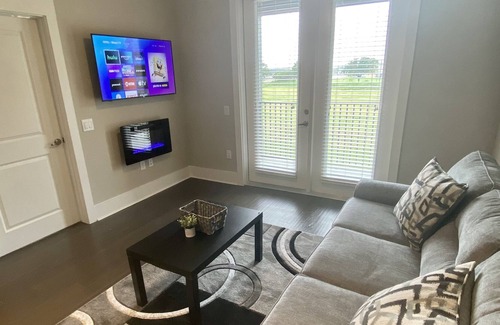 Stafford House | luxurious comfy 1 bedroom gateway with balcony houston