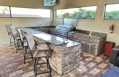 West Kissimmee House | Luxurious Getaway Pool Hot Tub Theater Gym Outdoor Kitchen BBQ 2 Miles to Disney