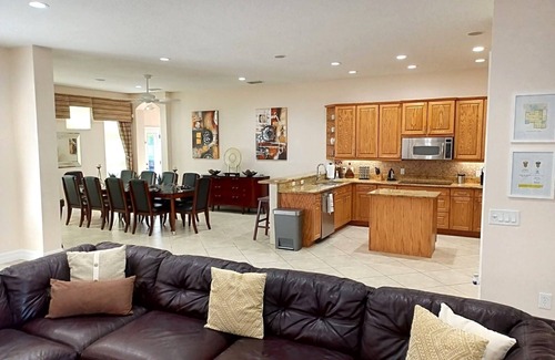 West Kissimmee House | Luxurious Getaway Pool Hot Tub Theater Gym Outdoor Kitchen BBQ 2 Miles to Disney