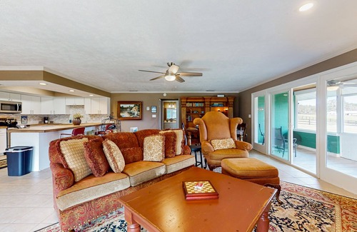 Micanopy House | Luxurious guesthouse with screened porch, central A/C and lake view