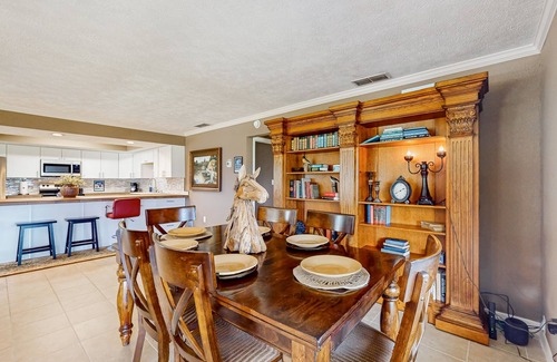 Micanopy House | Luxurious guesthouse with screened porch, central A/C and lake view