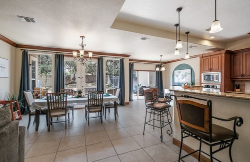 West San Antonio House | Luxurious Hill Country Twhm, Lg Family Living, Big Patio, wkspace, 1mi SeaWorld