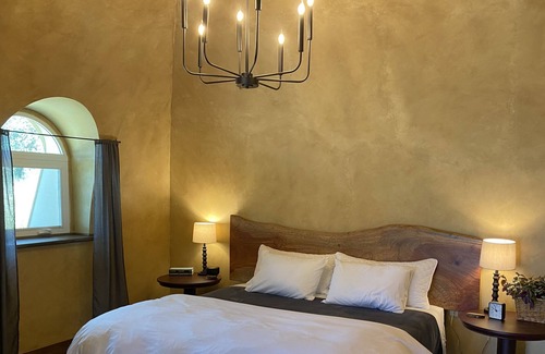 Bella Vista House | Luxurious Hobbit Hole, Breakfast Included!