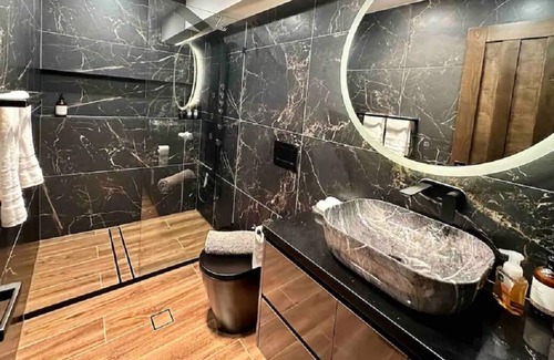 Denman Prospect House | Luxurious Home with Private Entrance & Patio + EV Charger