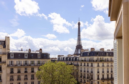 Chaillot Apartment | Luxurious Home in Triangle d'Or- Eiffel Tower View