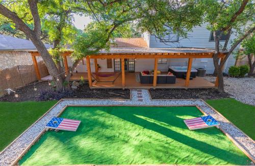 Wetmore House | Luxurious Home With Hot Tub & Tree Deck By 6flags
