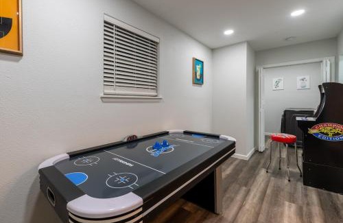 Wetmore House | Luxurious Home With Hot Tub & Tree Deck By 6flags