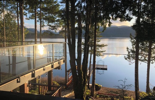 Youbou House | Luxurious Lakefront Private Beach, Dock and Hot tub!