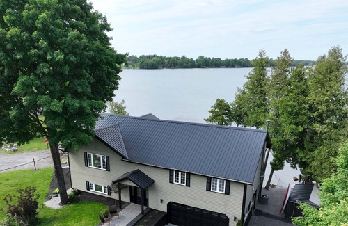 Erinsville House | Luxurious Lakeside cottage w/Hot Tub
