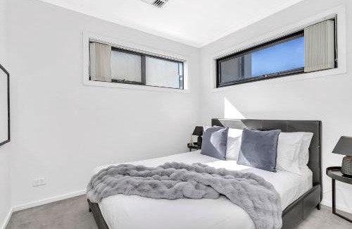 Woodville House | Luxurious Living in St Clair with Spa and Balcony